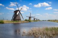 5 historische Windmühlen reihen sich entlang eines Kanals