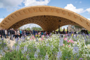 Ein hölzerner, moderner Pavillion mit hoher Spannweite