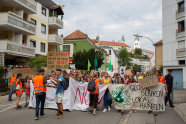 Junge Menschen (Schüler) demonstrieren für eine gerechtere Klimapolitik