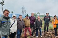 Gruppenbild auf nahezu Kahlfläche