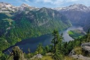 Alpen: Blick vom Berg auf einen See