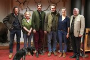 Gruppenbild der anwesenden Experten vor Wildgeweihen.
