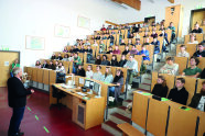 Blick in den Hörsaal voller Erstsemester der HSWT und Dr. Markus Schaller zur Einführungs