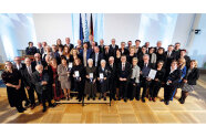 Gruppenbild alle ausgezeichneten Ordensträgerinnen und Ordensträge.