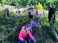 Dritt und Viertklässler Pflanzen Bäume in Schutzwald