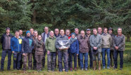Gruppenbild der Teilnehmenden vor einer Weißtannenplantage.