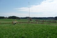 eingezäunter Bereich auf einem Hügel mit den Geräten der Wetterstation