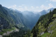Blick über ein Bergtal und den Bergwald