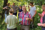 Eine Teilnehmer-Gruppe im Wald während des Waldpädagogik-Forums