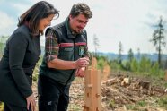 Förster Rico Schädler stellt der Forstministerin den Wiederbewaldungsparcours vor