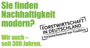 Die Grafik illustriert den bundesweiten Kampagnenslogan "Sie finden Nachhaltigkeit modern? Wir auch - seit 300 Jahren" in hellgrüner Schrift. Daneben ist der Absenderstempel mit dem Text: " Forstwirtschaft in Deutschland - Vorausschauend aus Tradition" in schwarzer Schrift abgebildet.