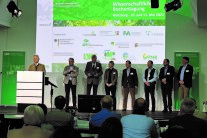 Gruppenbild auf dem Podium bei der Eröffnung