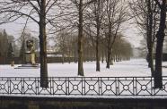 Kastanienallee in einer Parkanlage im Winter.