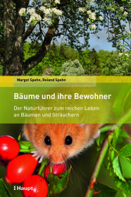 Gelb-grüner Buchtitel "Bäume und ihre Bewohner" mit Abbildungen von Bilch und Hagebutte..