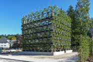 Großer Würfel, gebaut aus einem vollkommen bepflanzen Gerüst.