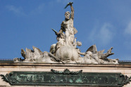 Statue aus Stein auf einer Häuserfassade. Darunter die Inschrift "Veritati"