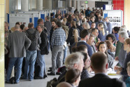 Viele Menschen im Foyer eines großen Gebäudes.