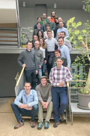 Viele Menschen stehen für das Foto auf einer Treppe, damit alle drauf passen