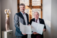 Prof. Dr. M. Reinke und Dr. José Fernando Echeverry, Rektor der Universidad del Quindío (rechts) mit dem Memorandum of Understanding