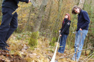 Drei Jugendliche im Wald