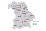 Politische Umrisskarte Bayerns: Eingezeichnet sind die bisherigen Ausstellungsorte (Rimpar, Würzburg, Kronach, Mehlmeisel, Hollfeld, Schlüsselfeld, Tennenlohe, Erbendorf, Vohenstrauß, Scheinfeld, Amberg, Neuburg v. Wald, Ansbach, Regensburg, Eichstätt, Kelheim, Waldkirchen, Dingolfing, Bruckberg, Erding, Augsburg, München, Kempten, Füssen, Schongau, Rosenheim und Ruhpolding) und die geplanten Ausstellungsorte (Handthal, Weiden, Landau, Ebersberg).