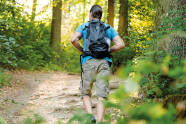 Ein Mann geht im Wald spazieren