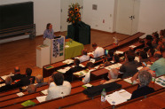 Teilnehmer sitzen im Saal und hören einen Vortrag.