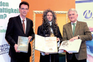 Foto von: Georg Schirmbeck (rechts), Präsident des Deutschen Forstwirtschaftsrates, mit Hans Carl v. Carlowitz (gespielt von Markus Bölling) und Dr. Joachim Hamberger (links).