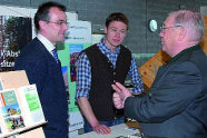 Forstminister Josef Miller (re.) im Gespräch mit Johann Koch (Bayerischer Bauernverband) und Markus Blenk (Clusterinitiative Forst und Holz Bayern).