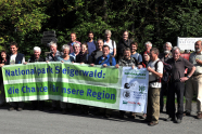 Mehrere ältere Personen halten ein grün-weißes Transparent mit der blauen Aufschrift "Nationalpark Steigerwald - die Chance für unsere Region" hoch.