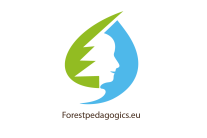 Grün-blaues Logo. Es wird je außen ein Laub- und Nadelbaum und innen ein Menschenkopf symbolisch dargestellt.